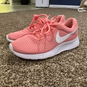 Nike women’s tanjun shoes